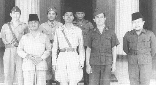 Bung Tomo no 3 dari kiri, tepat dibelakang Jenderal Sudirman